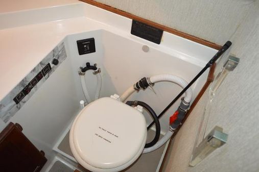 Bayliner 4588 image
