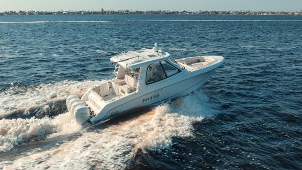 Boston Whaler 380 Realm 
