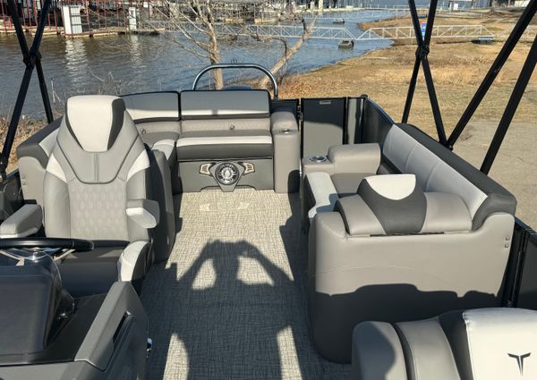 Tahoe-pontoon CASCADE-REAR-J-LOUNGER image