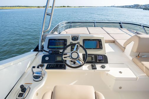 Sea Ray L650 Fly image