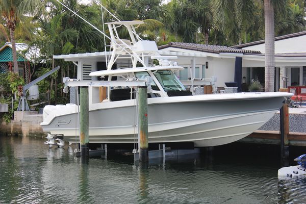 Boston Whaler 380 Outrage - main image
