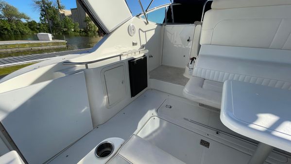 Cruisers Yachts 320 Express image