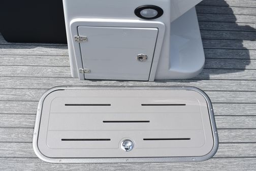 Lowe SS230 Walk-Thru Tritoon image