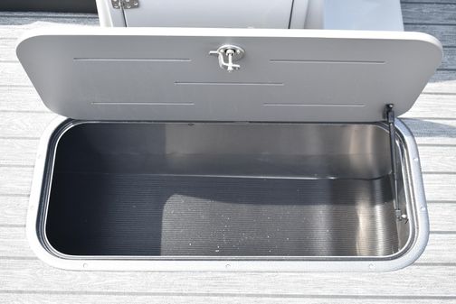 Lowe SS230 Walk-Thru Tritoon image