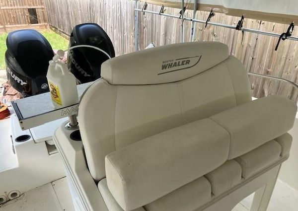 Boston Whaler 27DA image