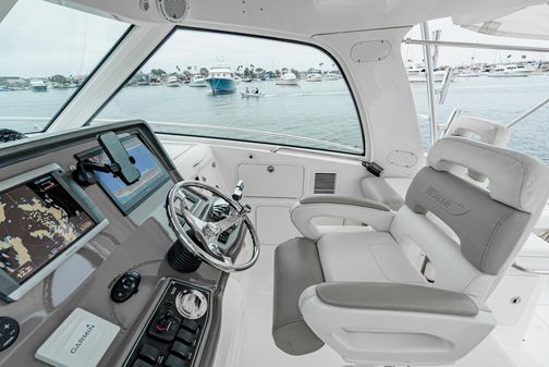 Boston-whaler 345-CONQUEST image