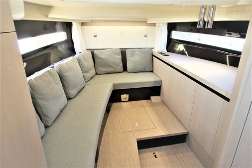 Invictus 320 GT image