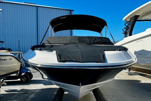 Sea Ray 220 Sundeck Outboard image