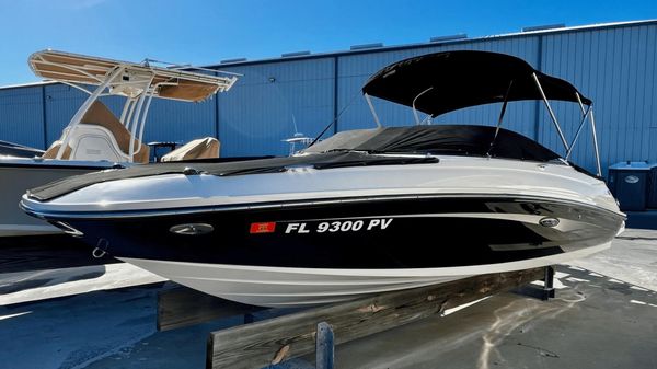 Sea Ray 220 Sundeck Outboard 