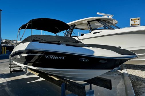 Sea Ray 220 Sundeck Outboard image