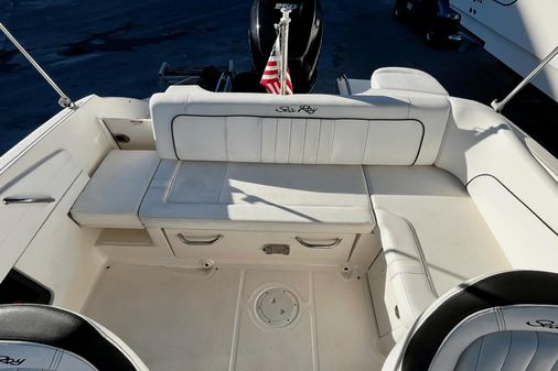 Sea Ray 220 Sundeck Outboard image