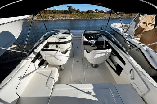 Sea Ray 220 Sundeck Outboard image