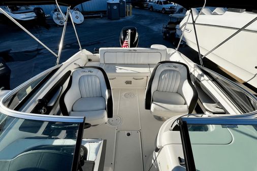 Sea Ray 220 Sundeck Outboard image