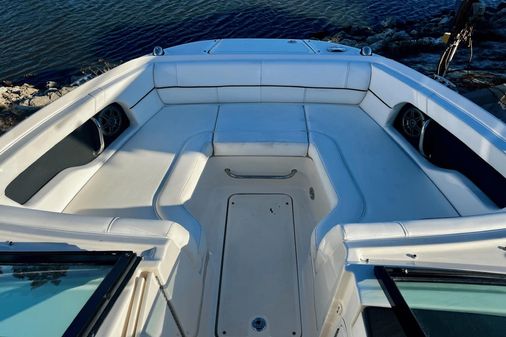 Sea Ray 220 Sundeck Outboard image