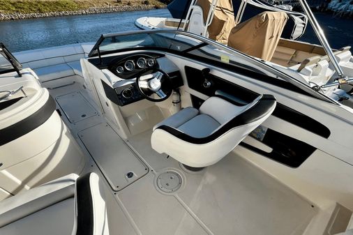 Sea Ray 220 Sundeck Outboard image