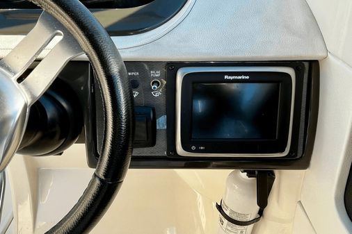 Sea Ray 220 Sundeck Outboard image