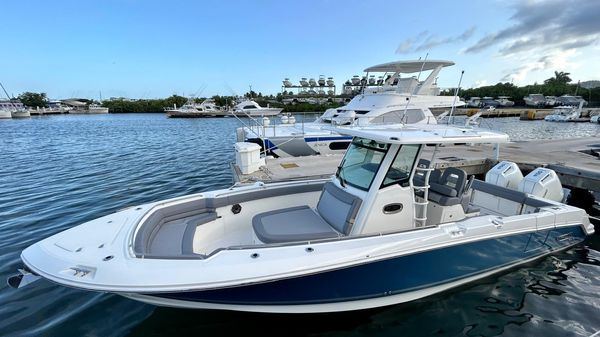 Boston Whaler 330 Outrage 