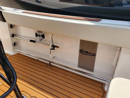 Robalo R242EX image