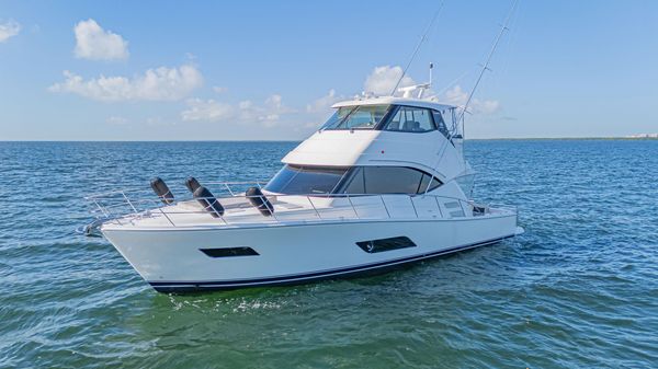Riviera 52 Enclosed Flybridge