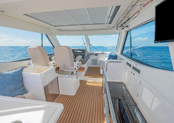 Riviera 52-ENCLOSED-FLYBRIDGE image