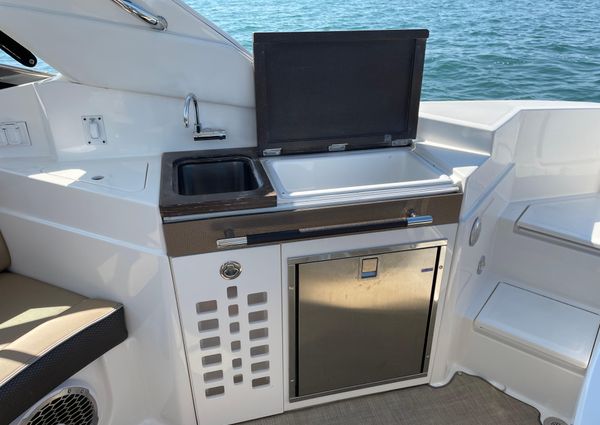 Sea Ray SLX 350 image