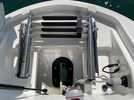 Sea Ray SLX 350 image