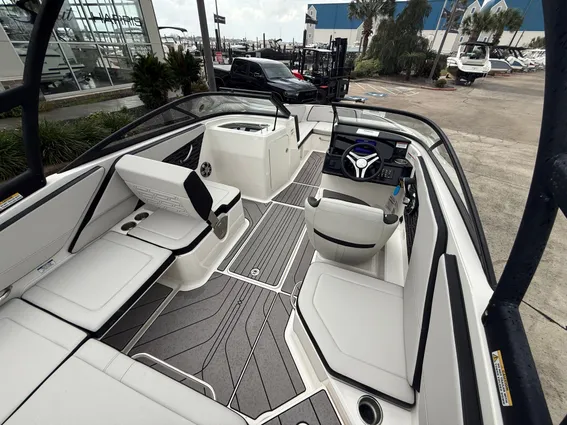 Sea Ray SPX 210 Outboard image