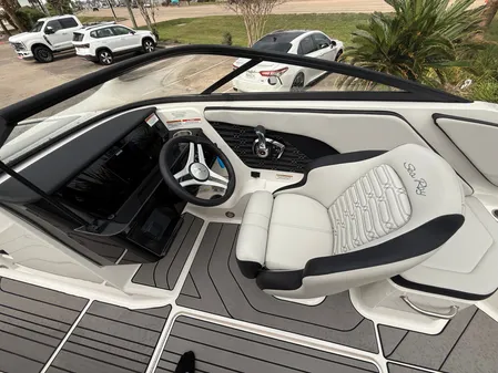 Sea Ray SPX 210 Outboard image