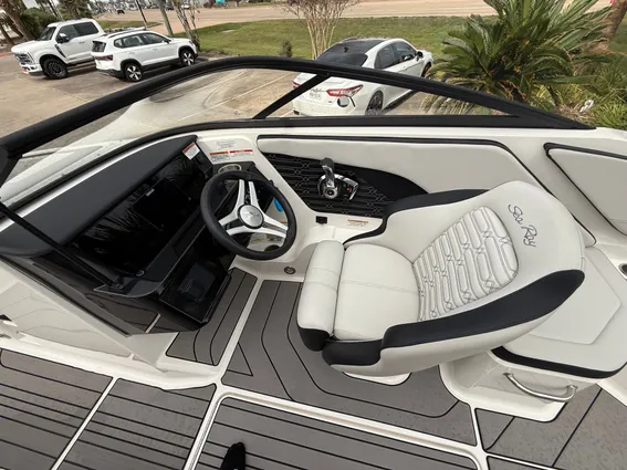 Sea Ray SPX 210 Outboard image