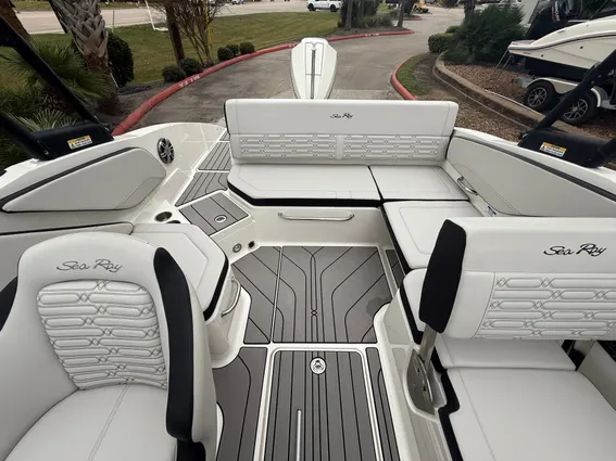 Sea Ray SPX 210 Outboard image