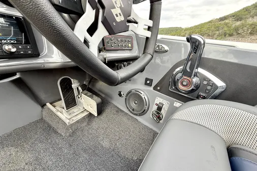 Bass Cat Jaguar STS image