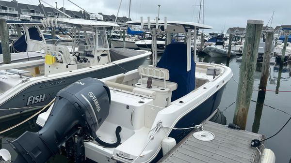 Robalo R242 Center Console 