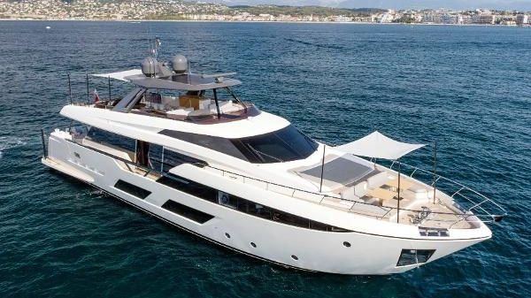 Ferretti Yachts 920 