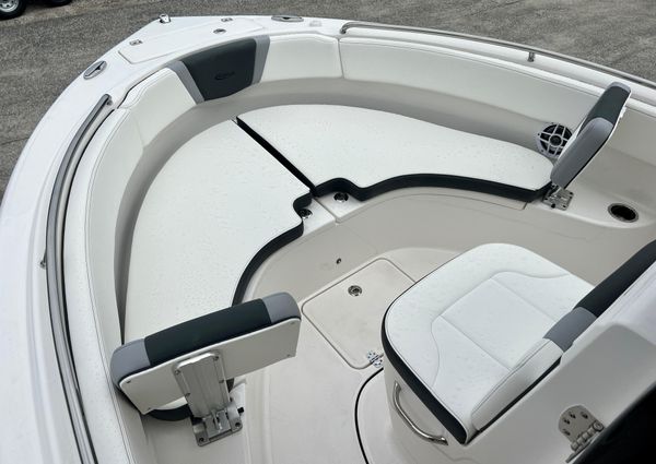 Robalo R222 image