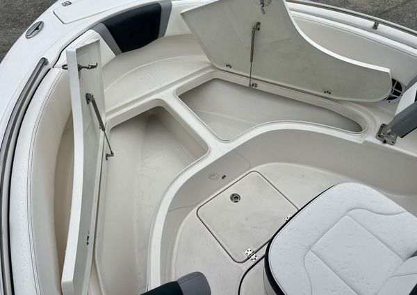 Robalo R222 image