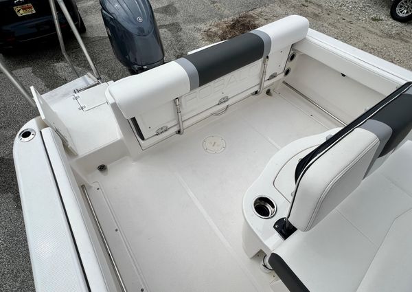 Robalo R222 image