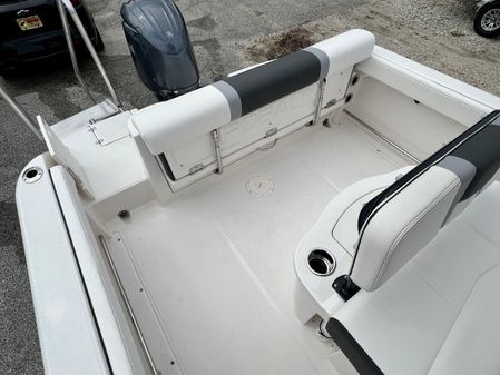 Robalo R222 image