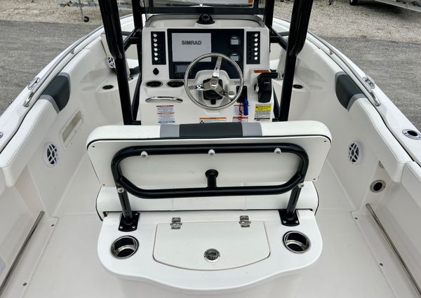 Robalo R222 image