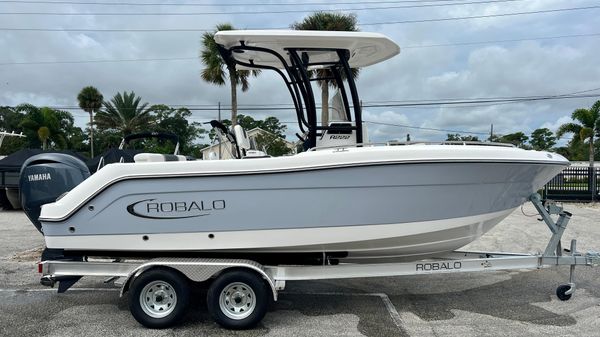 Robalo R222 