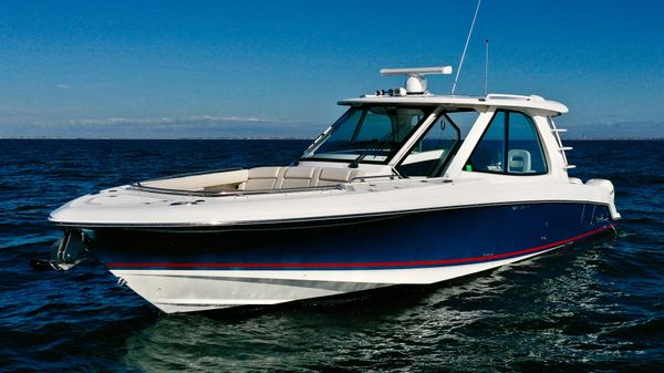 Boston Whaler 380 Realm 