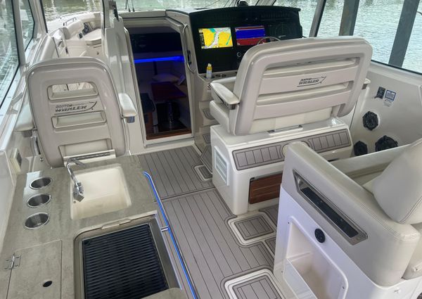 Boston Whaler 380 Realm image