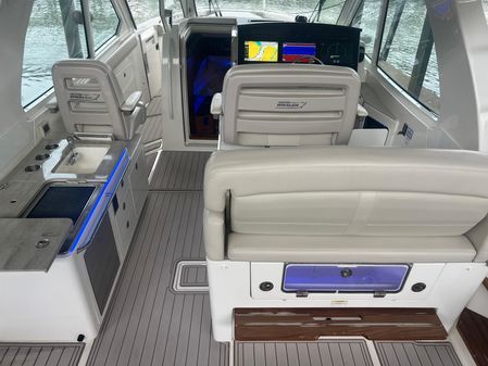 Boston Whaler 380 Realm image