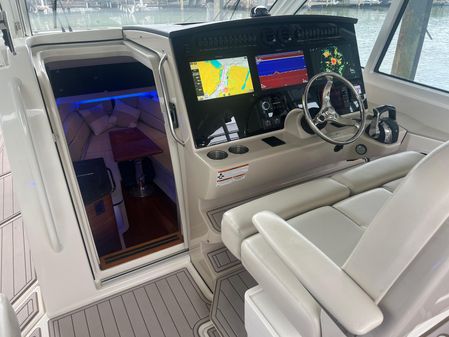 Boston Whaler 380 Realm image