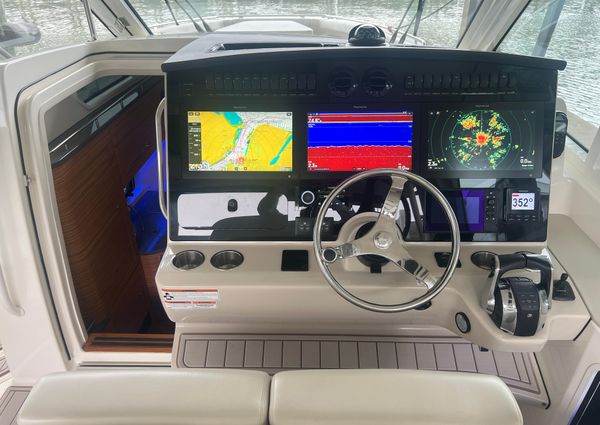 Boston Whaler 380 Realm image