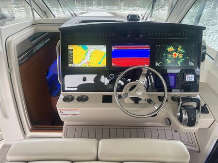 Boston Whaler 380 Realm image