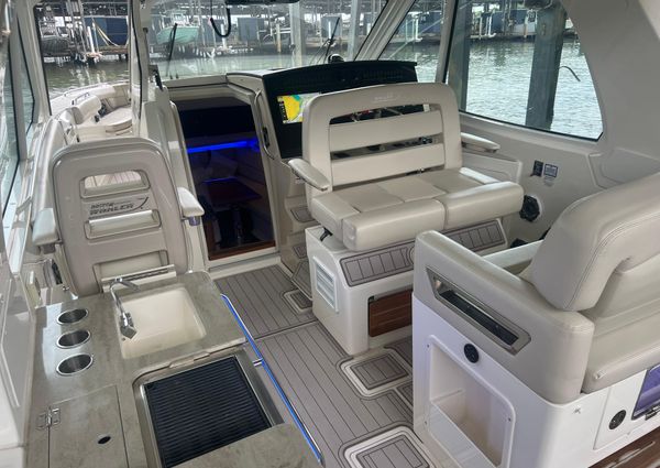 Boston Whaler 380 Realm image