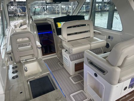 Boston Whaler 380 Realm image