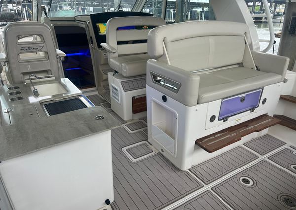 Boston Whaler 380 Realm image