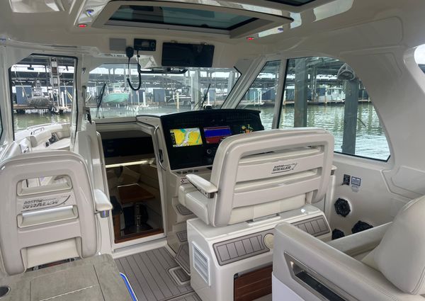 Boston Whaler 380 Realm image