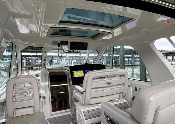 Boston Whaler 380 Realm image